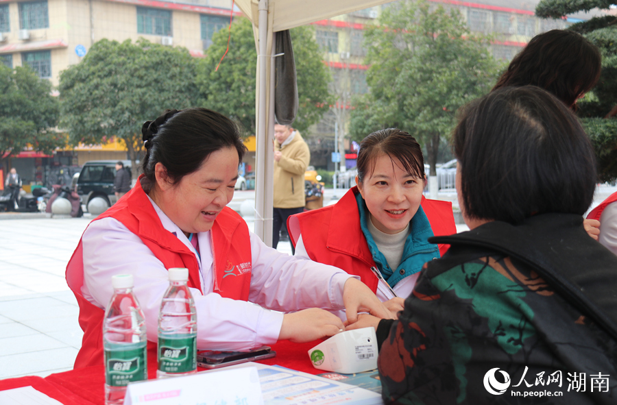 ���Ͼٰ조ѧ�׷�&middot;����ʵ�����ж�������