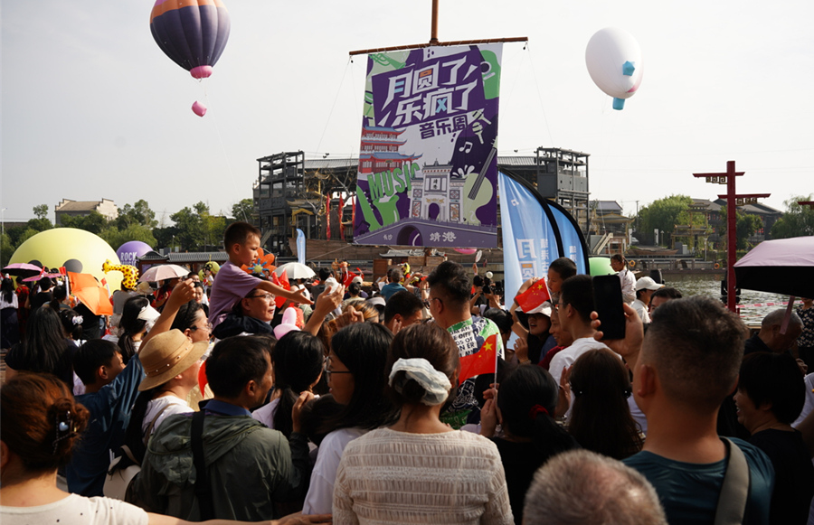 长沙望城靖港古镇景区游人如织。何文滔摄